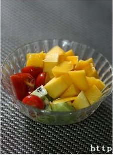 鲜虾芒果蜜乳沙拉步骤1