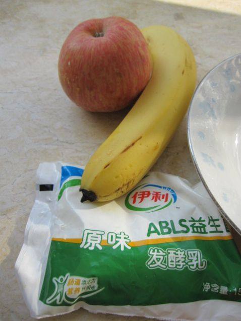 香蕉苹果酸奶沙拉步骤1