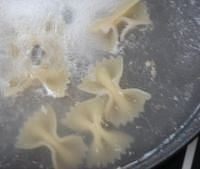 海鲜蝴蝶面沙拉步骤2