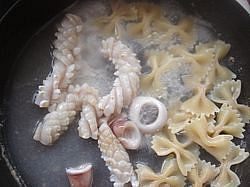 海鲜蝴蝶面沙拉步骤3