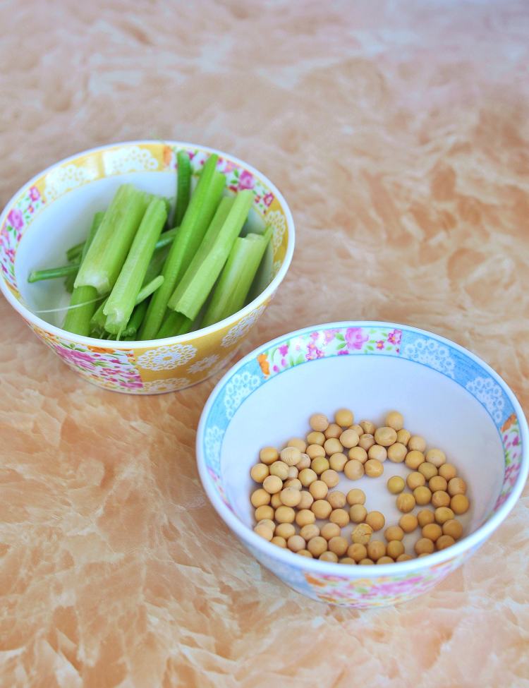 西芹豆浆步骤1
