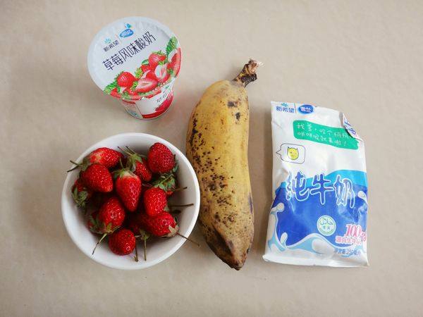 芭蕉草莓奶昔步骤1