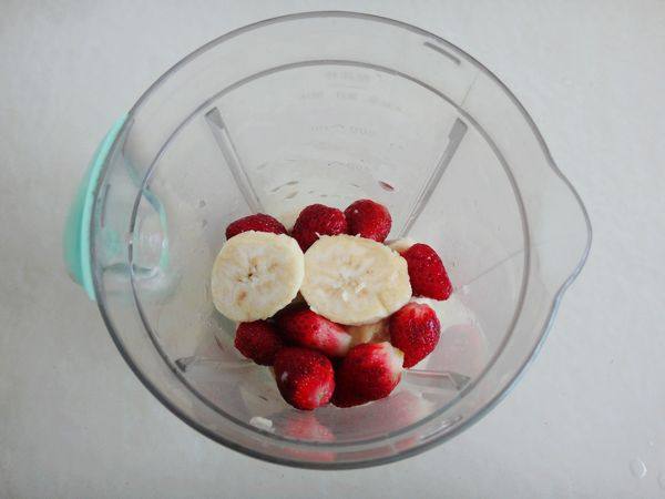 芭蕉草莓奶昔步骤4