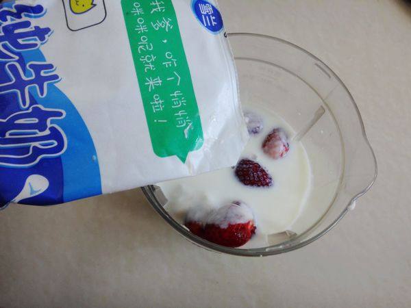 芭蕉草莓奶昔步骤6