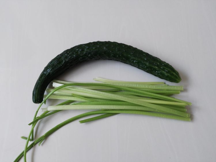 黄瓜芹菜汁步骤1