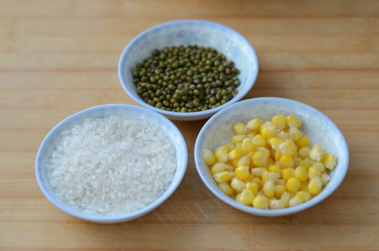 玉米绿豆糊步骤1