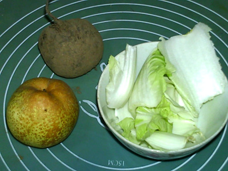 白菜甜菜根梨饮步骤1