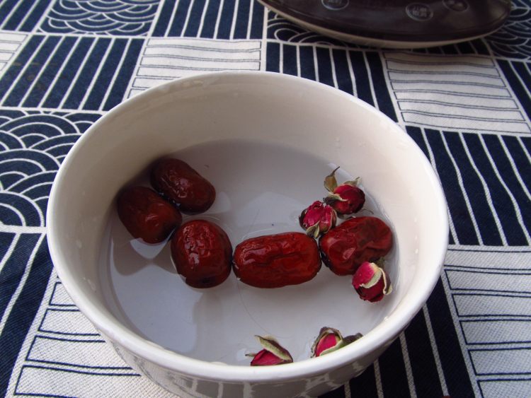 红枣玫瑰苹果茶步骤2