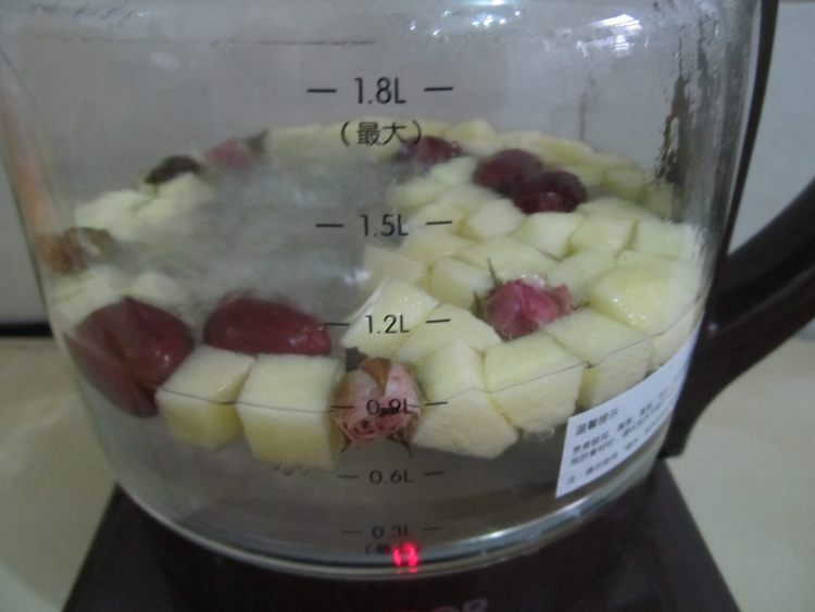 红枣玫瑰苹果茶步骤6