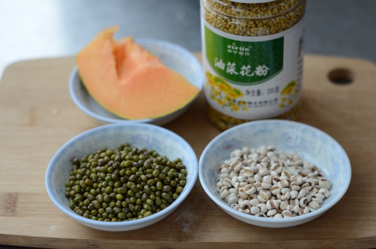 薏米木瓜花粉绿豆浆步骤1