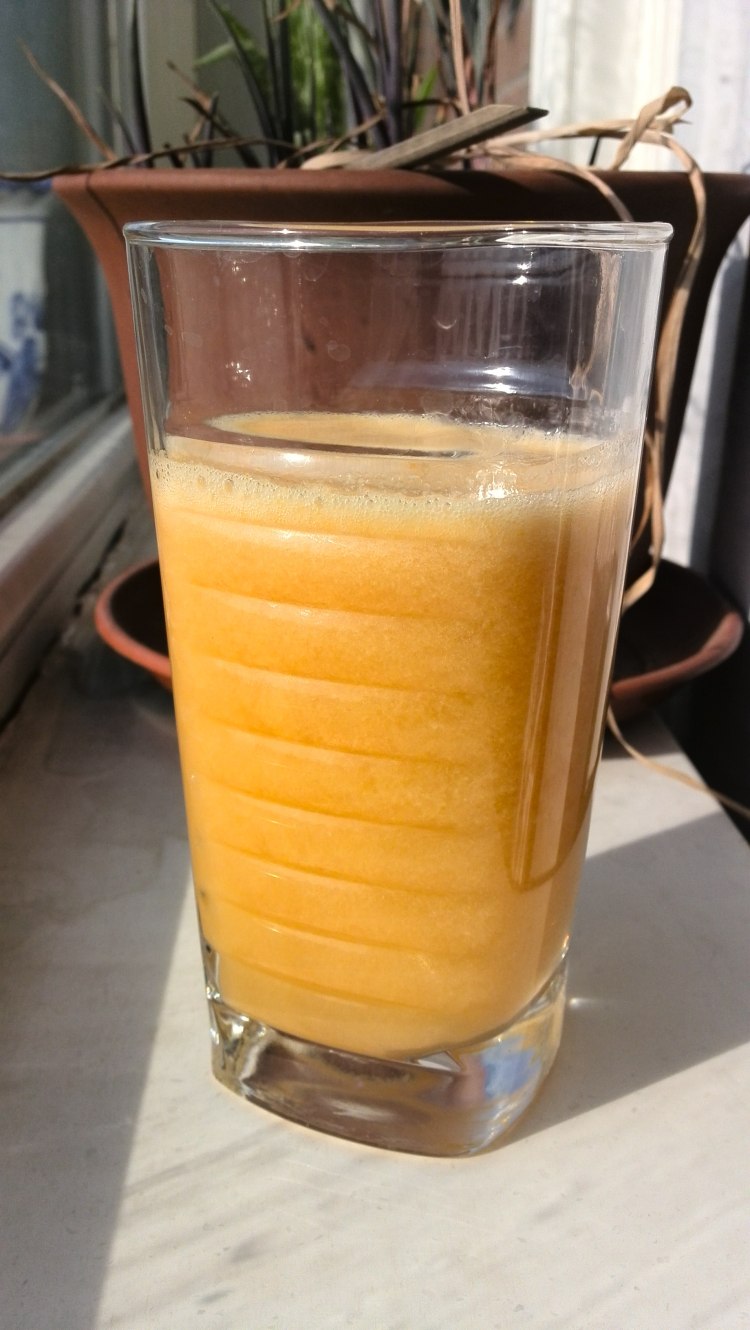 鲜榨香蕉橘子苹果汁步骤7