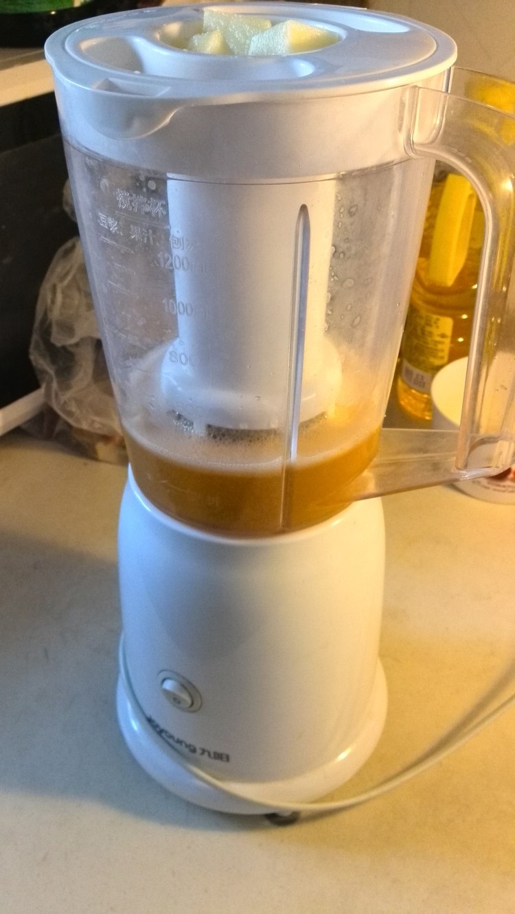 鲜榨香蕉橘子苹果汁步骤6