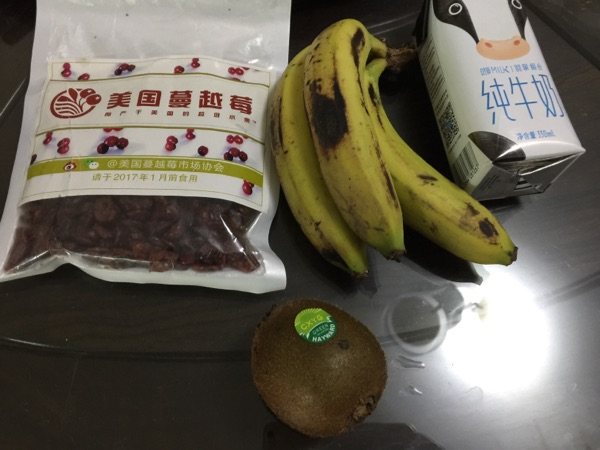 香蕉奇异果思慕雪步骤1