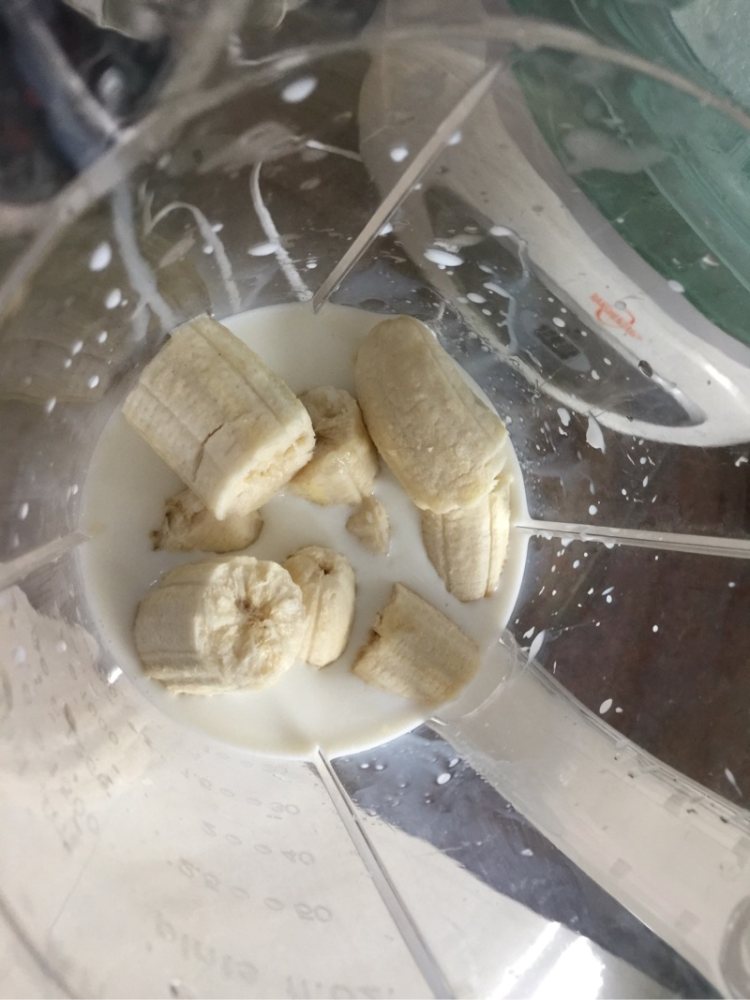 香蕉奇异果思慕雪步骤3