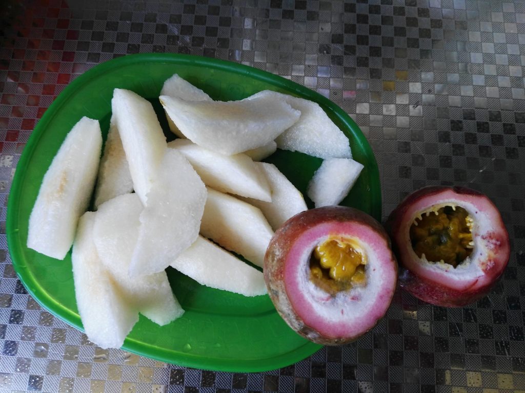 蜂蜜百香果梨汁步骤2