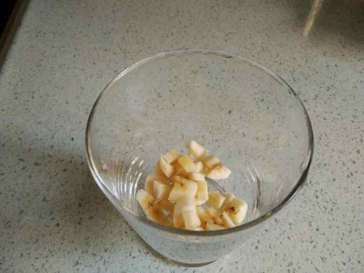 树莓酱香蕉牛奶步骤2