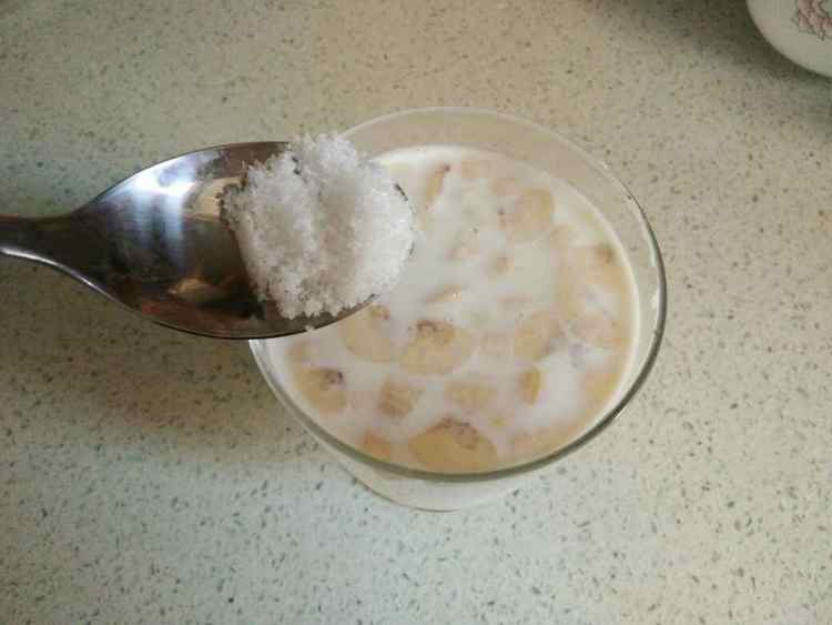 树莓酱香蕉牛奶步骤4