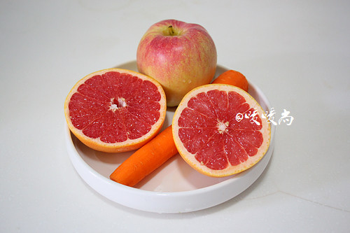 苹果胡萝卜西柚汁步骤1