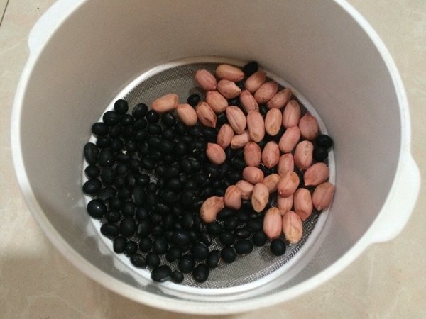 黑豆花生豆浆步骤1