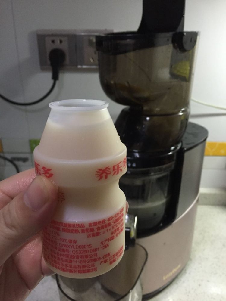 柠檬梨汁养乐多步骤4