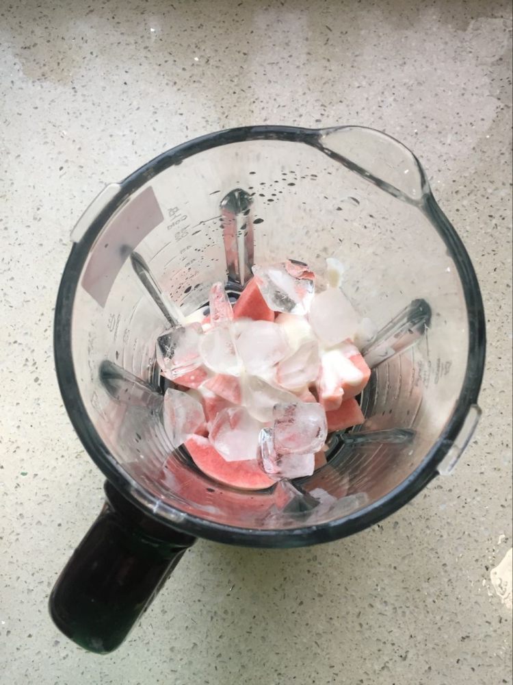 酸奶鲜桃冰饮步骤3