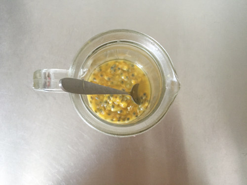 蜂蜜百香果饮步骤2