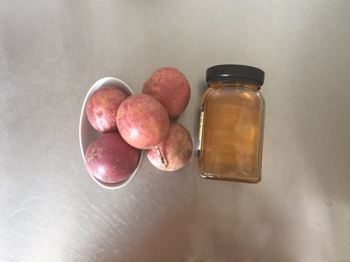 蜂蜜百香果饮步骤1