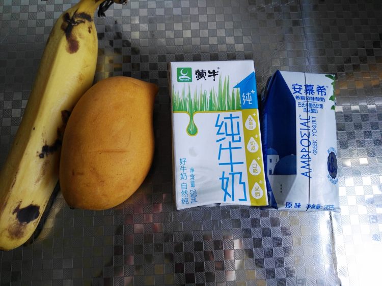 香蕉芒果奶昔步骤1