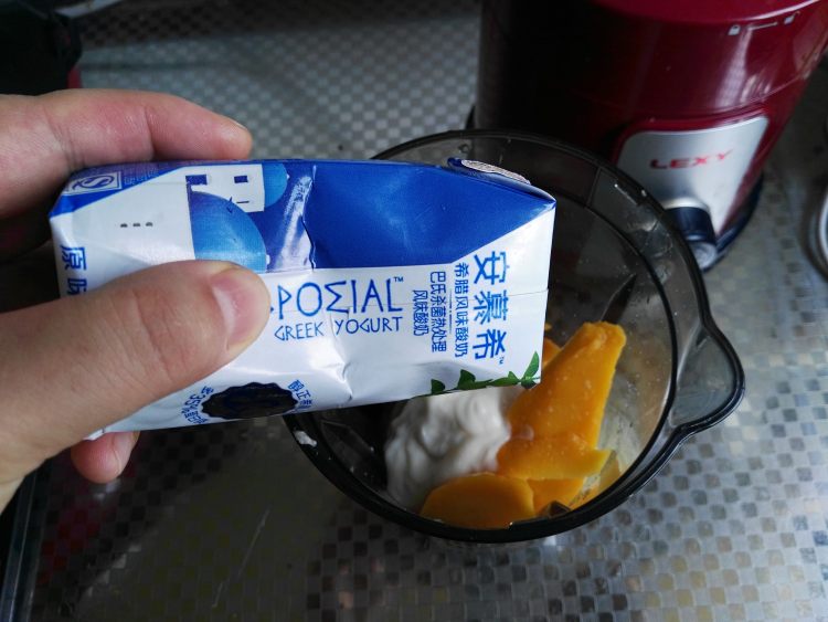 香蕉芒果奶昔步骤3