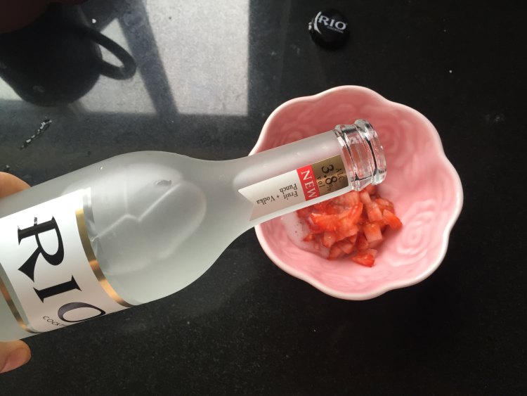 鸡尾酒草莓冰饮步骤2
