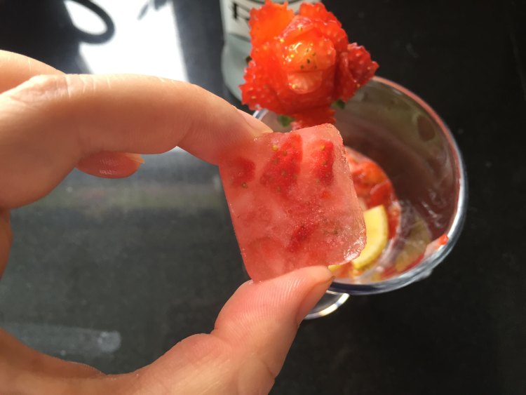 鸡尾酒草莓冰饮步骤6