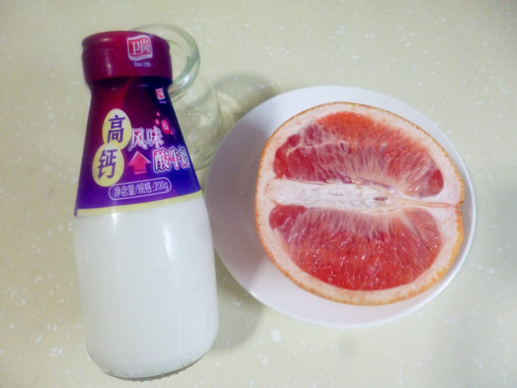 红西柚酸奶昔步骤1