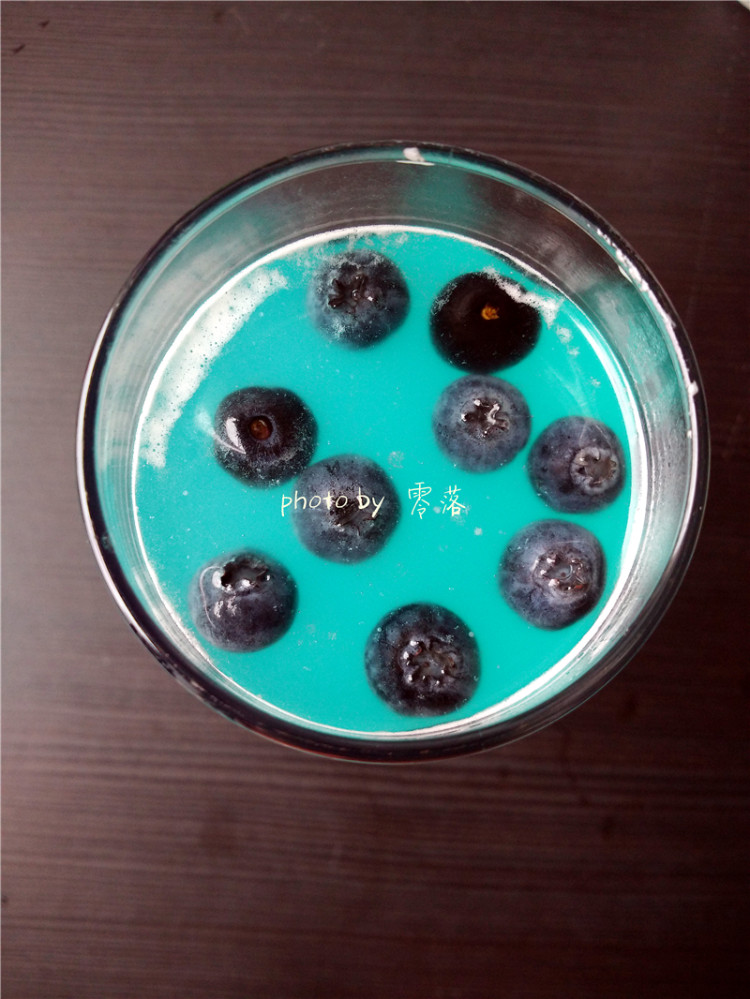蓝莓鸡尾酒步骤5
