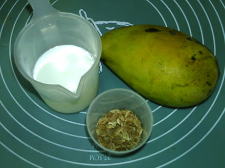 黑麦芒果奶饮步骤1