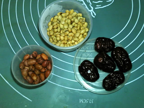 红枣花生豆浆步骤1