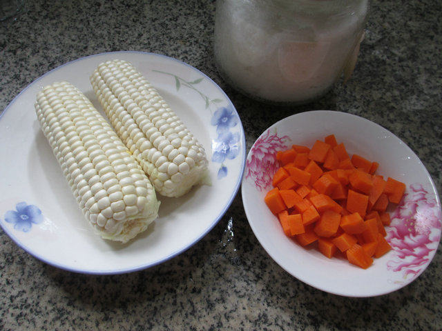 胡萝卜黏玉米汁步骤1