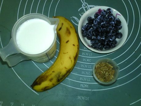 蓝莓香蕉黑麦奶饮步骤1