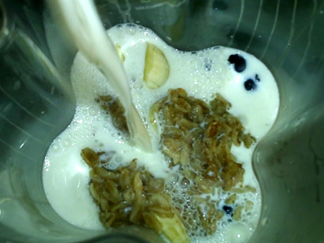 蓝莓香蕉黑麦奶饮步骤6