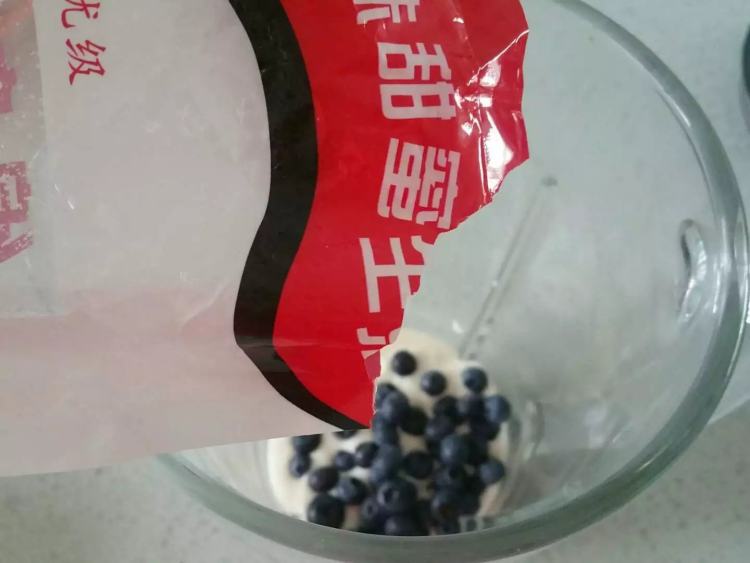 蓝莓奶昔步骤4