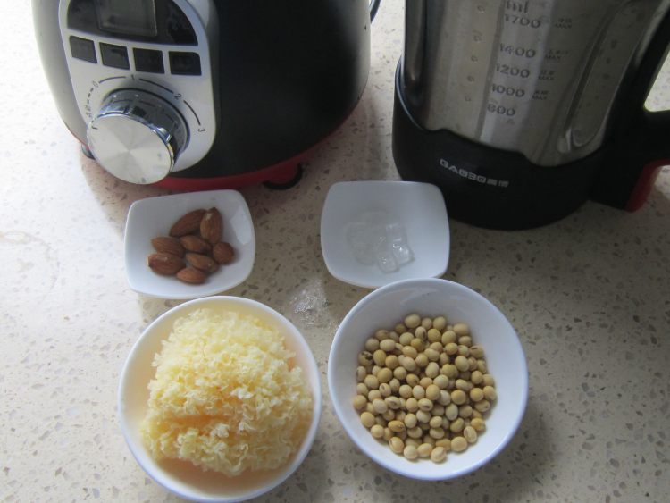 银耳杏仁豆浆步骤1