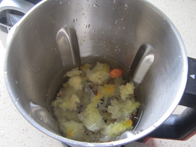银耳杏仁豆浆步骤3