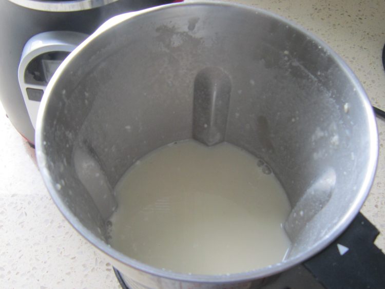银耳杏仁豆浆步骤5