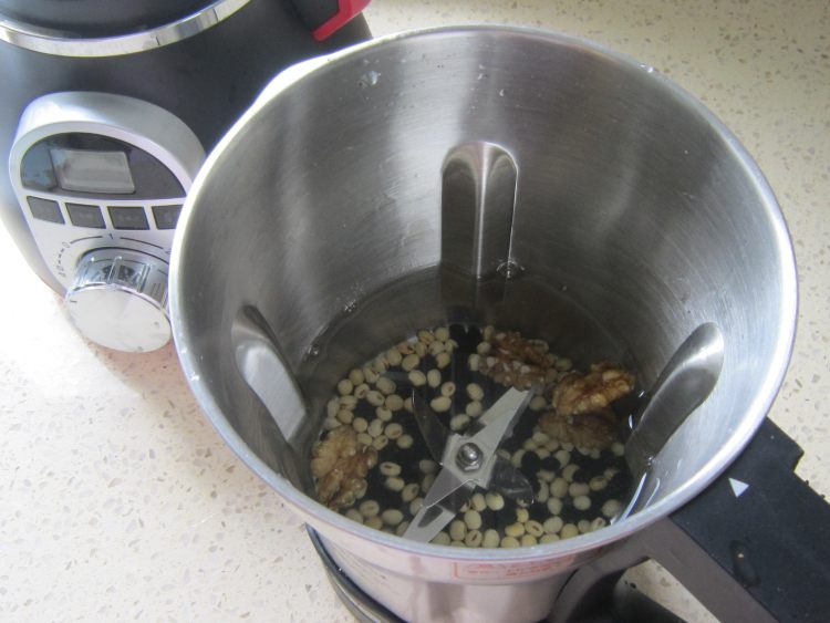 黑豆核桃豆浆步骤2