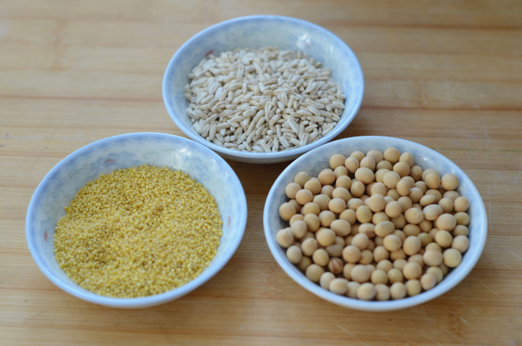 燕麦小米豆浆步骤1