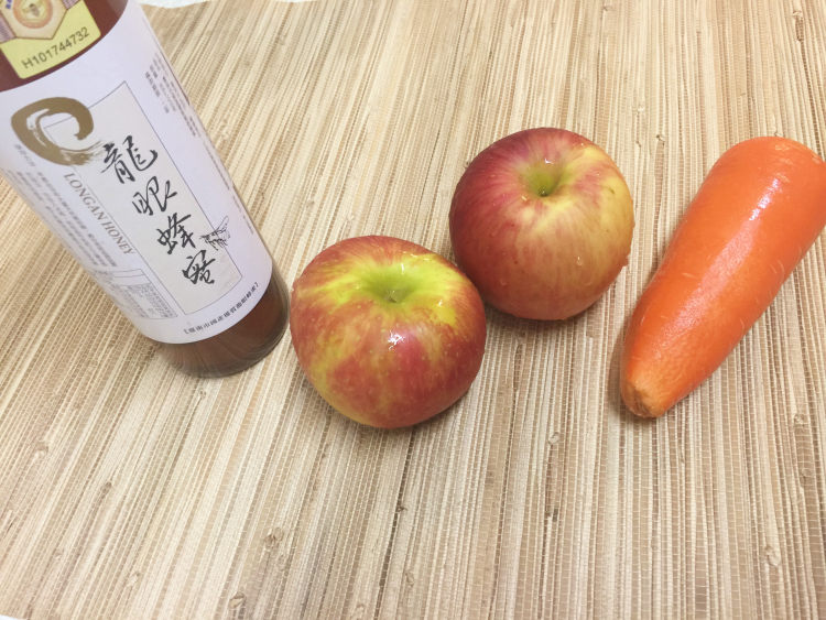 红萝卜苹果汁步骤1