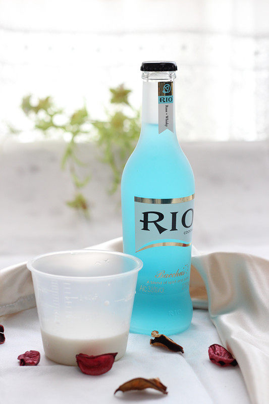 蓝玫瑰鸡尾酒沙冰步骤1