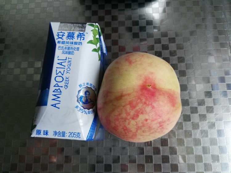 蜜桃酸奶汁步骤1