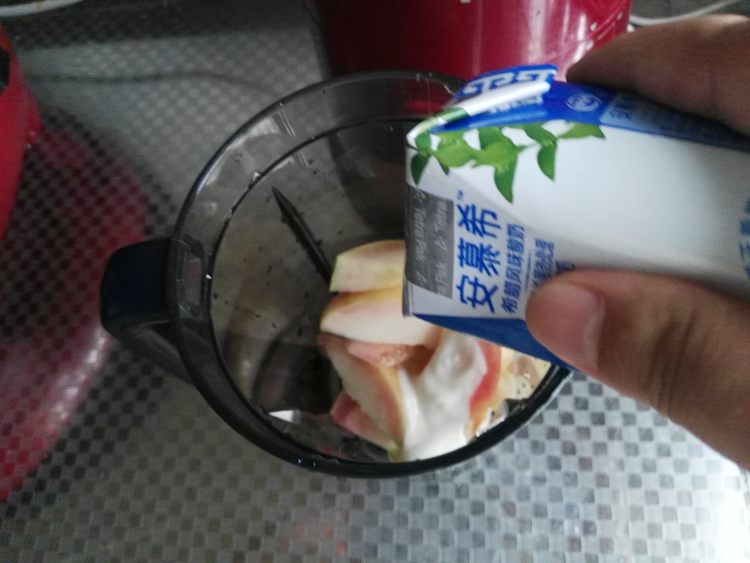 蜜桃酸奶汁步骤3