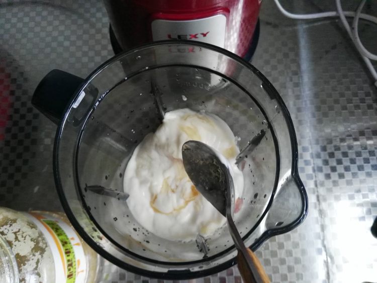 蜜桃酸奶汁步骤4