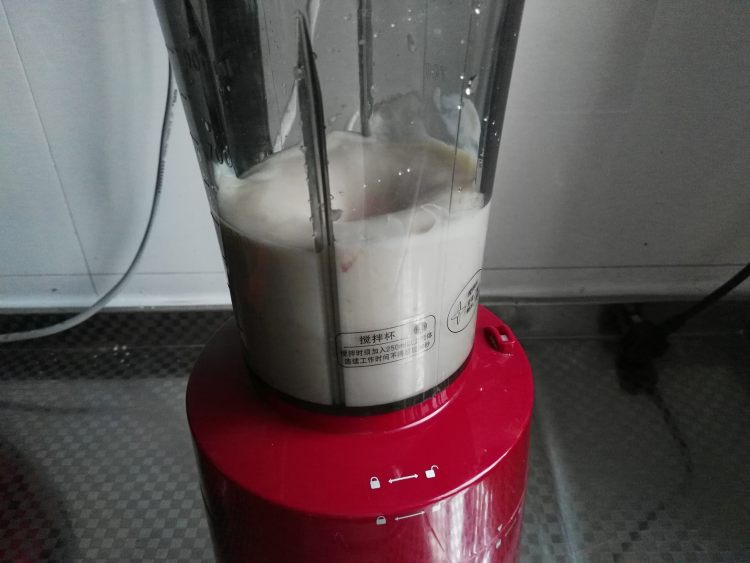 蜜桃酸奶汁步骤5
